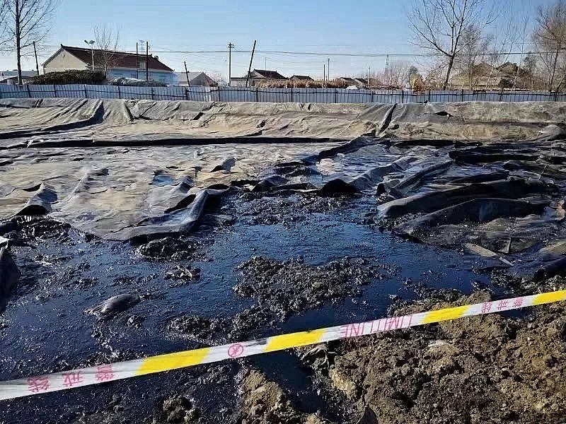 陽離子聚丙烯酰胺CPAM廠家觸目驚心大量油泥油渣傾倒坑塘污染嚴重!